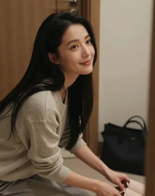 笑顔で座るリアル系AI彼女
